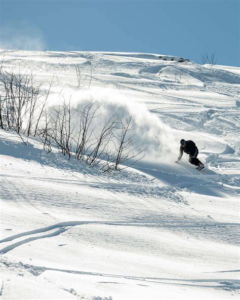 Foto di Taisuke Kusunoki o Travis Rice durante una competizione di freeride in Giappone.