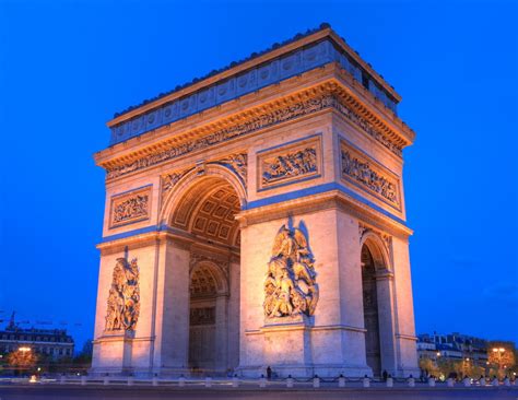 Il maestoso Arco di Trionfo a Parigi, punto di partenza alternativo