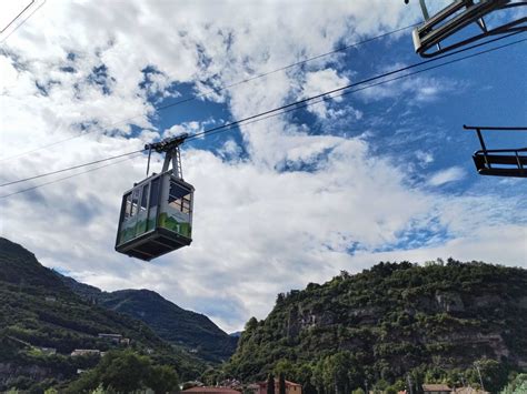 Interno di una cabina della nuova funivia 3S con sedili riscaldati e ampie finestre panoramiche.