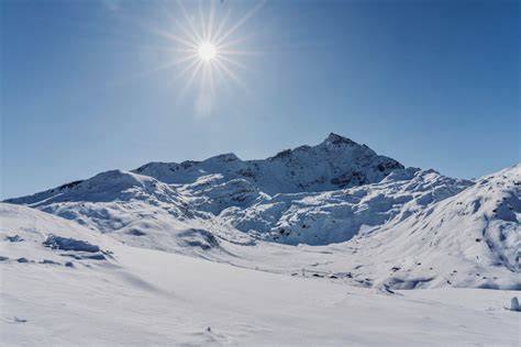 Vista panoramica sulla maestosa cima dell'Antelao, circondata da un paesaggio dolomitico innevato.