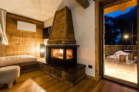 Interno accogliente del Rifugio Antelao con camino acceso e arredi in legno.