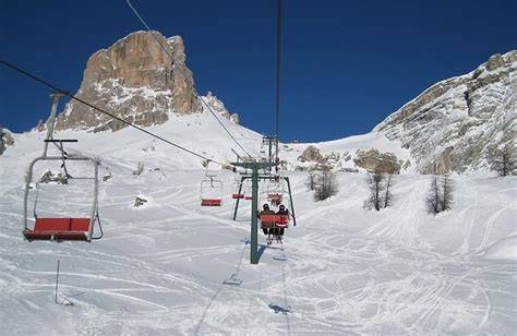 Scena di inseguimento sciistico a Cortina d'Ampezzo