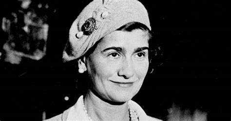 Coco Chanel in una scatola speciale, che fungeva da zaino per il suo padrone, durante un'escursione in montagna