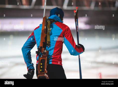 Immagine di un biatleta in azione durante una gara di Coppa del Mondo