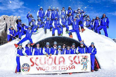 Maestri di sci e snowboard durante una lezione di gruppo sulla neve