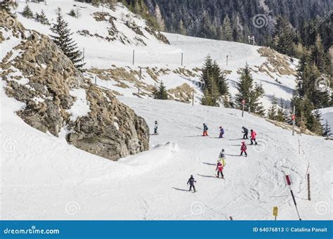 Immagine di un gruppo di persone che imparano a sciare con un maestro
