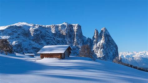 Panorama delle Dolomiti con piste da slittino innevate.