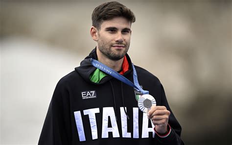 Federico Pozzi celebra la vittoria con la medaglia d'oro