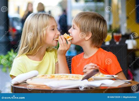 Bambini che mangiano felici in un'area ristorante dedicata