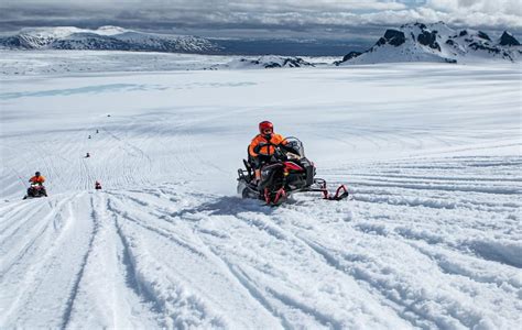 Panorama del ghiacciaio Langjökull con una motoslitta in primo piano
