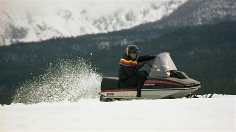 Primo piano di una guida di motoslitte che spiega le istruzioni di sicurezza