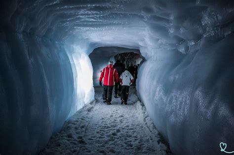 Interno di un tunnel di ghiaccio con formazioni di ghiaccio blu e una cappella