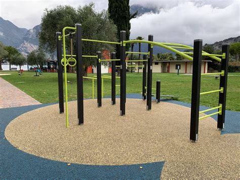 Parco urbano con attrezzature fitness all'aperto