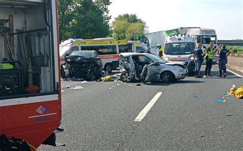 incrocio stradale con un pullman e un'auto incidentata