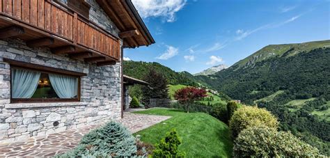 casa isolata in montagna con vegetazione incolta