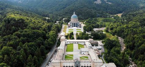 Panoramica della funivia di Oropa con il Santuario sullo sfondo