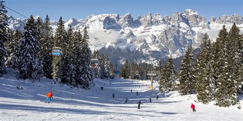 Paesaggio invernale sull'Altopiano della Paganella con piste da sci