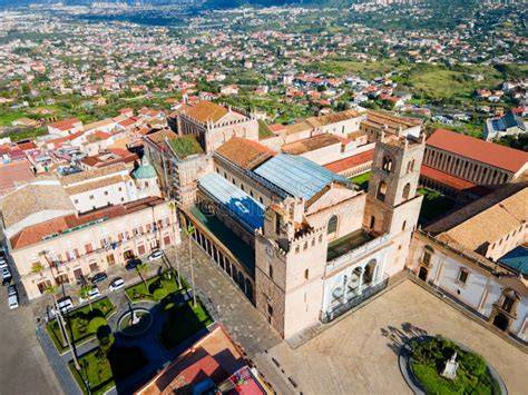 Veduta aerea di Monreale con il Duomo in primo piano