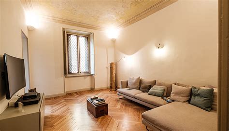 Interno di un appartamento ristrutturato con elementi d'epoca