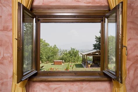 Vista dalla finestra di un appartamento con panorama urbano