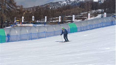 Lodovico Marchisio che scia con gioia in montagna.
