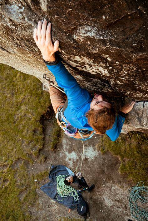 Persone con Parkinson che praticano arrampicata assistita.
