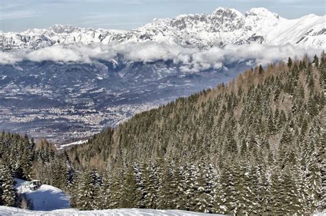 panoramica dell'Alpe del Nevegal con le montagne circostanti