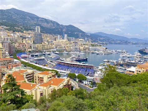 Vista aerea del circuito di Monaco con yacht nel porto e edifici circostanti