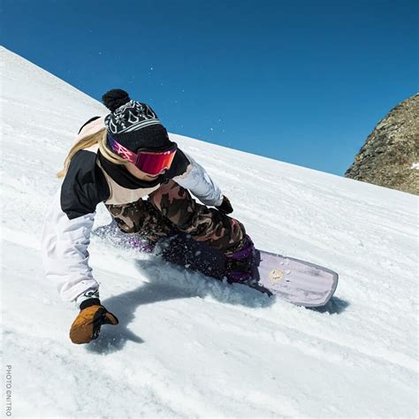 Esempio di una tavola da snowboard con una riparazione visibile sulla soletta.