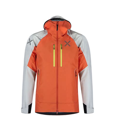 Modello con abbigliamento da alpinismo completo (giacca, pile, pantaloni) in ambiente montano