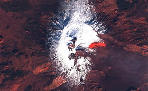 Vista aerea che mostra i danni di una colata lavica sulla stazione della funivia dell'Etna.