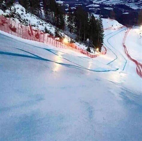Foto della discesa libera sulla pista Streif di Kitzbühel