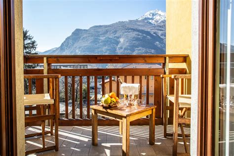 Facciata dell'Hotel Des Alpes con vista sulle montagne circostanti