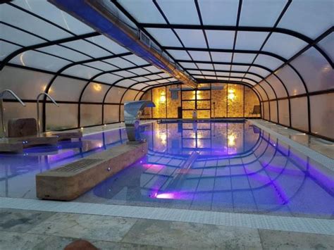 Interno della piscina coperta del Residence Alaska