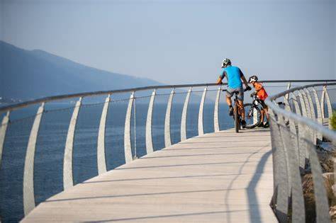 Pista ciclabile a picco sul Lago di Garda con vista panoramica.