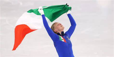 Arianna Fontana con la bandiera italiana