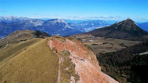 Sezione esposta e ripida del traverso verso la cima del Monte Cornetto