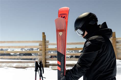 Sciatore esperto che effettua una curva con uno sci Rossignol Hero