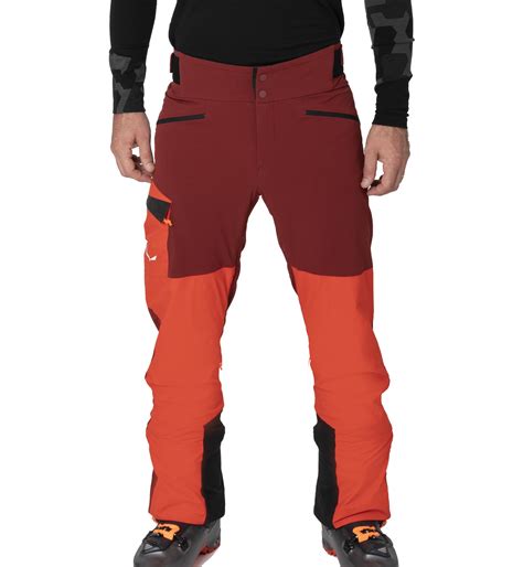 Immagine di pantaloni da scialpinismo in hardshell, mostrando la loro robustezza e le cuciture impermeabilizzate.