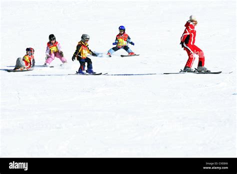 Bambini che imparano a sciare in un'area dedicata a Hausberg