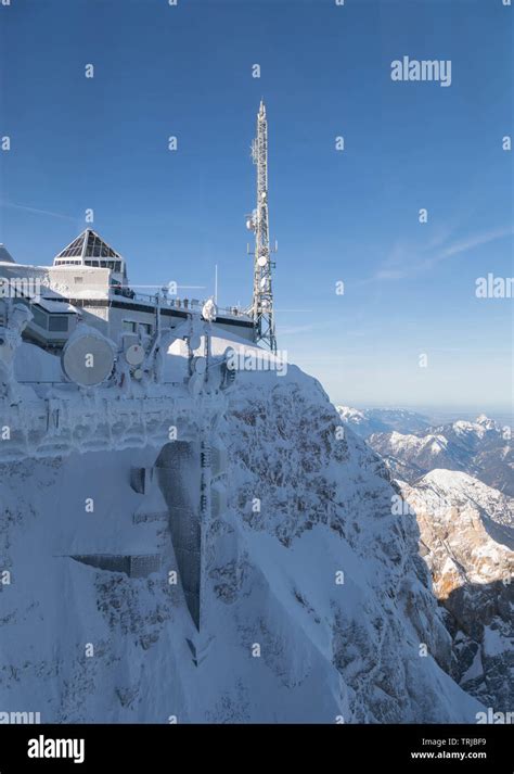 Vista panoramica dalla cima dello Zugspitze con il ghiacciaio e le piste circostanti