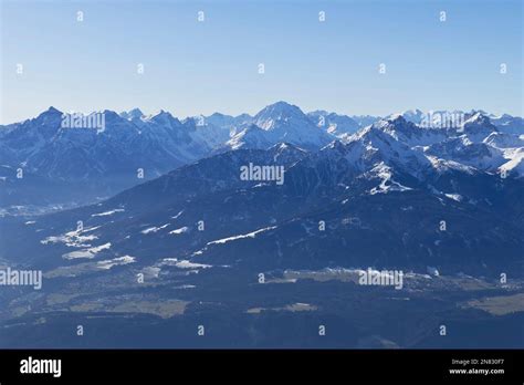 vista panoramica della catena Nordkette con Innsbruck in lontananza