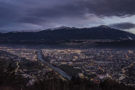 vista notturna di Innsbruck dalla terrazza panoramica della Hungerburg