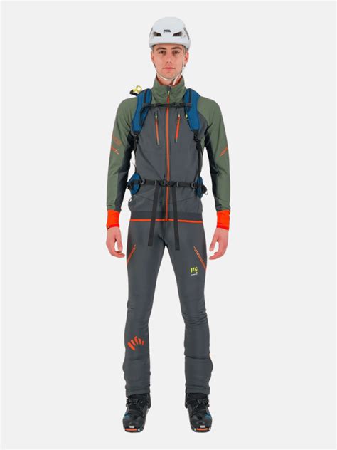 Atleti di sci alpinismo che indossano abbigliamento tecnico Karpos in montagna.