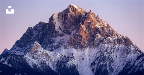 Logo della Rossignol su uno sfondo di montagna innevata