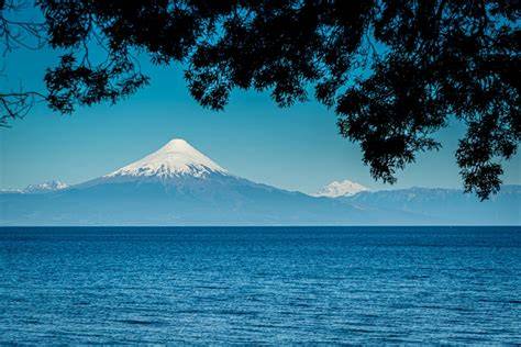 Vista panoramica del vulcano Osorno che domina il lago Llanquihue