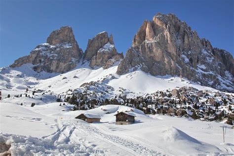 Panoramica invernale della Val di Fassa con le Dolomiti innevate