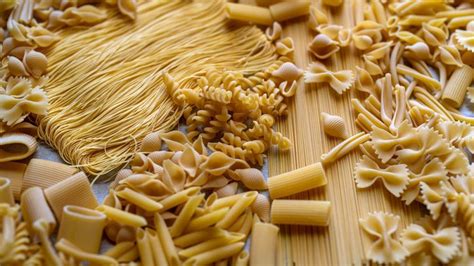 immagini di diverse tipologie di pasta italiana servite in contesti conviviali