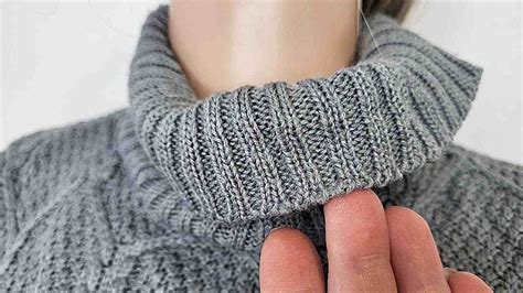 metafora visiva che collega una maglia di un maglione a una rete di connessioni sociali
