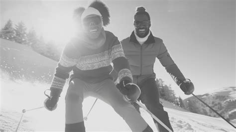 Immagine promozionale di una località montana innevata con persone che sciano, per il concorso 
